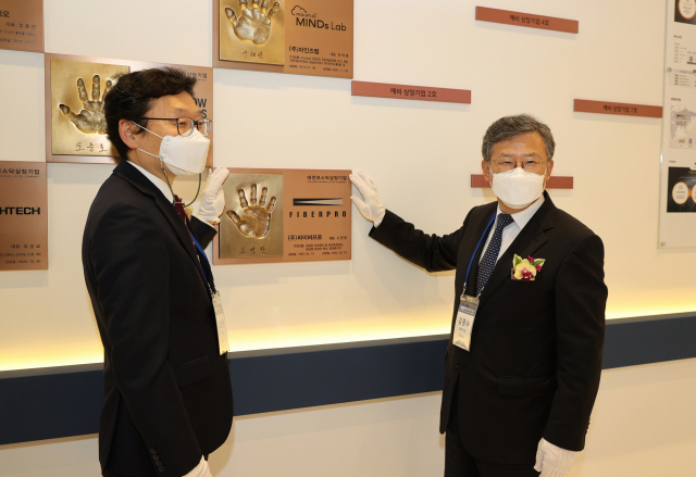 김명수(오른쪽) 대전시 과학부시장이 IPO( Initial Public Offering) 라운지 개소식을 갖고 있다. 사진제공=대전시