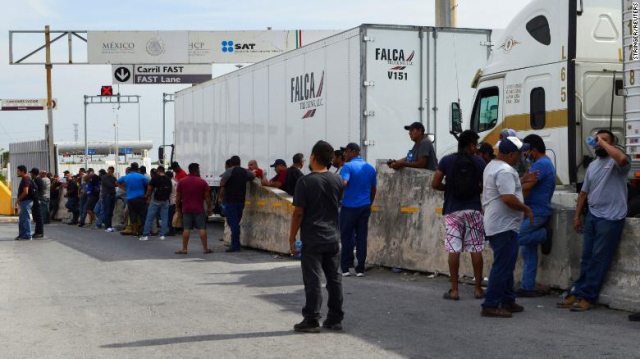 지난 12일(현지시간) 멕시코 트럭 운전사들이 파-레이노사 국제대교를 막고 시위를 벌이고 있다. CNN 캡처