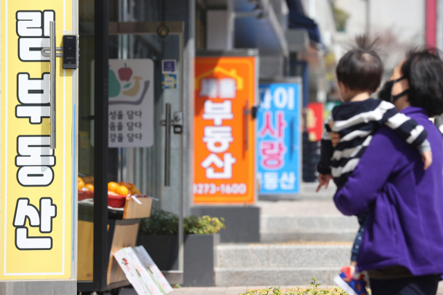 제20대 대통령 선거가 끝나고 한 달이 지나면서 서울 아파트 거래량은 늘고, 매매 가격은 하락세를 멈추고 반등 조짐을 보인다고 부동산 업계가 전망했다. 사진은 11일 서울의 부동산중개업소 모습. /연합뉴스