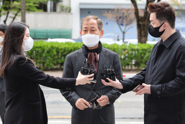 김인철 사회부총리 겸 교육부 장관 후보자가 14일 오전 서울 영등포구 한국교육시설안전원에 마련된 인사청문회 준비 사무실로 출근하며 취재진의 질문에 답하고 있다. 연합뉴스