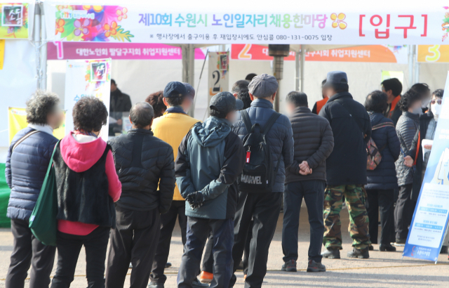 노인들이 일자리 박람회에 참석하기 위해 줄을 서있다. 연합뉴스