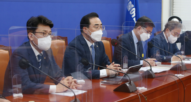 박홍근(왼쪽 두번째) 더불어민주당 원내대표가 14일 국회에서 열린 정책조정회의에서 발언하고 있다. / 성형주 기자