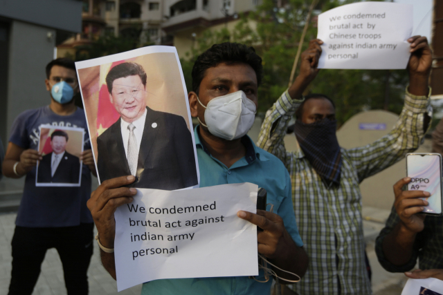 지난 2020년 6일 인도 아메다바드에서 시위대가 중국과 인도 국경에서 일어난 이른바 ‘몽둥이’ 충돌로 인도 군인이 사망하는 사건에 대해 항의하며 시진핑 중국 국가주석의 사진을 들고 반중 시위를 벌이고 있다.연합뉴스