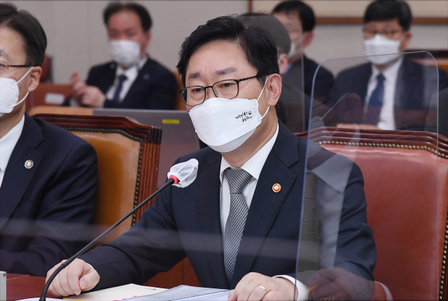 박범계 법무부 장관이 14일 서울 여의도 국회에서 열린 법제사법위원회 전체 회의에서 의원들의 질의에 답변하고 있다./성형주 기자