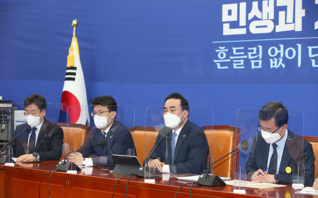 박홍근(오른쪽 두번째) 더불어민주당 원내대표가 14일 서울 여의도 국회에서 열린 정책조정회의에서 발언하고 있다. 성형주 기자