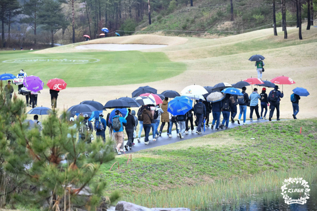 14일 KLPGA 투어 대회장을 찾은 갤러리들이 줄지어 이동하고 있다. 사진 제공=KLPGA