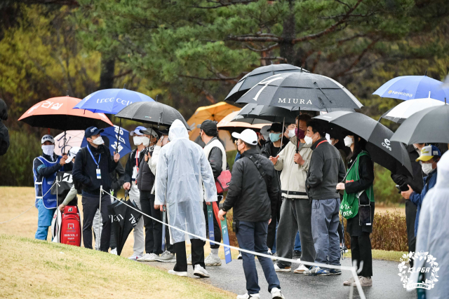 14일 KLPGA 투어 대회장을 찾은 갤러리들이 경기를 지켜보고 있다. 사진 제공=KLPGA