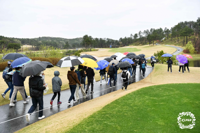 14일 KLPGA 투어 대회장을 찾은 갤러리들이 줄지어 이동하고 있다. 사진 제공=KLPGA