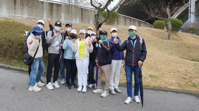경기 후 팬클럽 회원들과 기념 촬영하는 박현경(가운데).