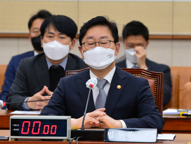 박범계 법무부 장관이 14일 서울 여의도 국회에서 열린 법제사법위원회 전체 회의에 참석해 자리에 앉아 있다. /성형주 기자