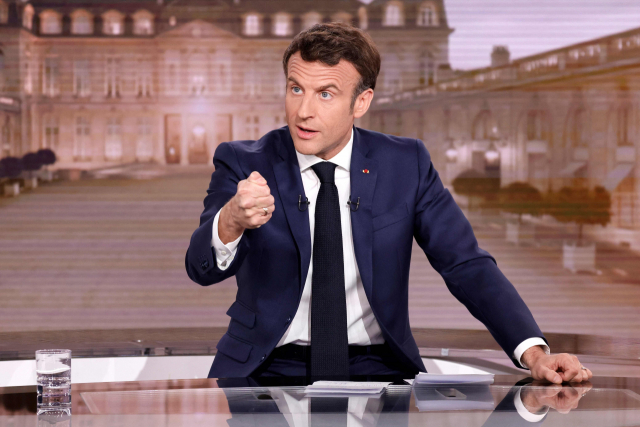 에마뉘엘 마크롱 프랑스 대통령이 13일(현지 시간) 프랑스2 공영방송에서 발언하고 있다. AFP연합뉴스