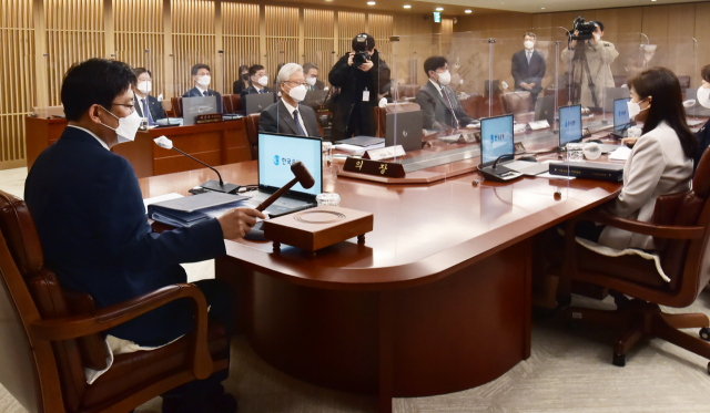 주상영(왼쪽) 금융통화위원회 의장 직무대행이 14일 서울 중구 한은에서 열린 통화정책방향 결정회의를 주재하고 있다. 사진공동취재단
