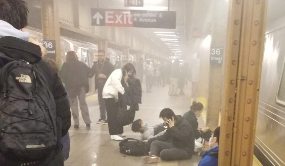 12일(현지시간) 무차별 총격 사건이 벌어진 미국 뉴욕시 한 지하철역 승강장./사진=로이터연합뉴스