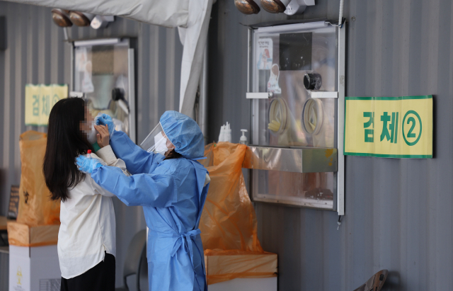 보건소의 선별진료소와 임시선별검사소에서 실시했던 코로나19 신속항원검사가 중단된 11일 오전 서울광장 임시선별검사소를 찾은 시민들이 PCR 검사를 하고 있다./연합뉴스