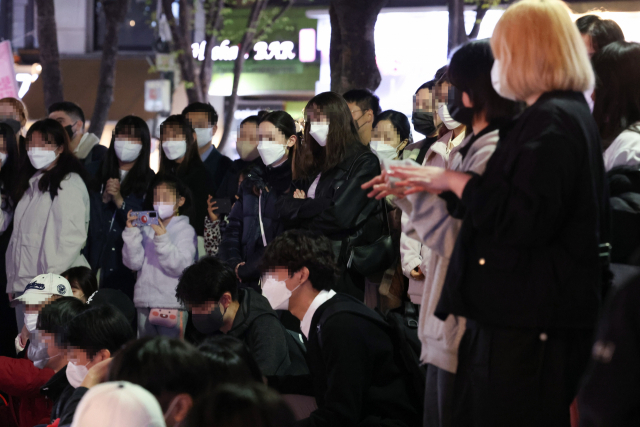 14일 밤 서울 마포구 홍대 젊음의 거리에서 열린 댄스 버스킹을 시민들이 지켜보고 있다. 연합뉴스