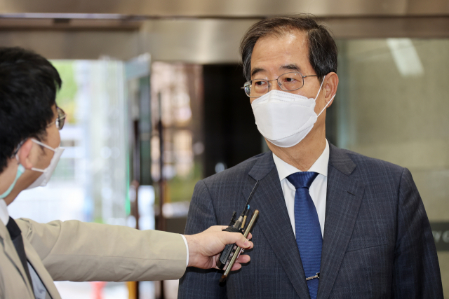 한덕수 국무총리 후보자가 15일 서울 종로구 한국생산성본부 건물에 마련된 국회 인사청문회 준비단 사무실에 출근하며 기자들의 질문에 답하고 있다. /연합뉴스