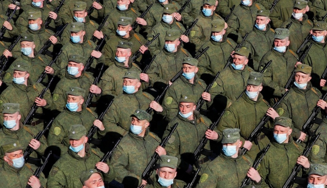 마스크를 착용한 러시아 군인들이 지난해 4월 19일(현지시간) 상트페테르부르크 궁전광장에서 전승 기념일 군사 퍼레이드의 리허설에 참여하고 있다. 로이터 연합뉴스
