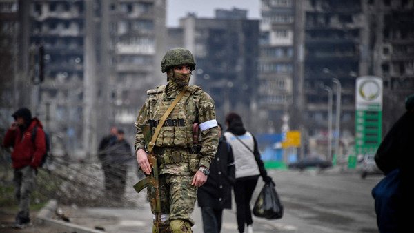 우크라이나 마리우폴 거리를 순찰하는 병사의 모습. AFP 연합뉴스