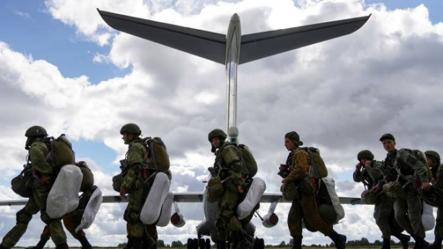 러시아 낙하산 부대가 지난해 9월 벨라루스와의 군사훈련 중 수송기에 탑승하고 있다. 로이터연합뉴스