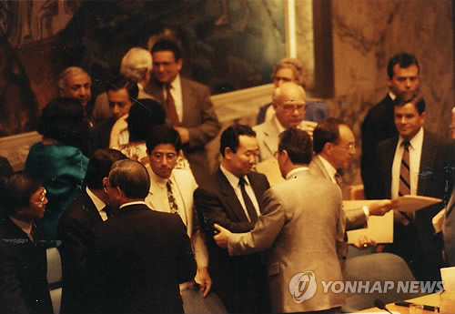1991년 9월17일 유엔본부에서 안보리가 끝나 남북한 유엔가입이 확정된 뒤 노창희 주유엔대사와 주유엔북한대표부 박길연 대사가 축하인사를 받고 있다./연합뉴스