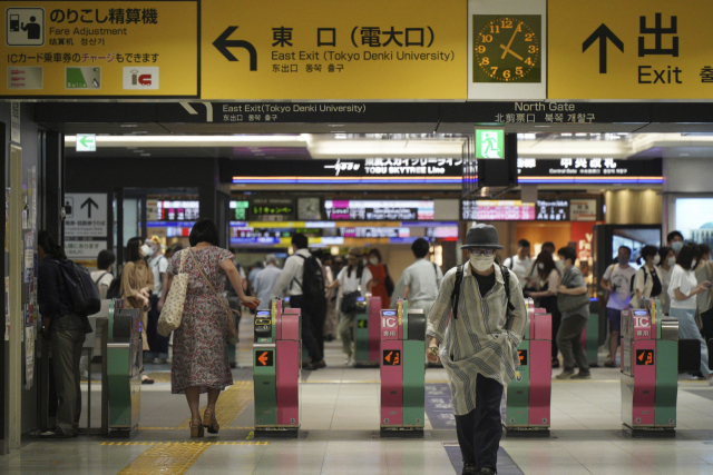 일본 도쿄의 한 지하철역. AP연합뉴스