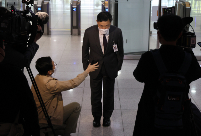 김오수 검찰총장이 박병석 국회의장에게 검찰 수사권 완전 박탈 입법 추진의 부당성을 호소하기 위해 15일 국회에 도착, 취재진 앞에서 인사하고 있다. /성형주 기자