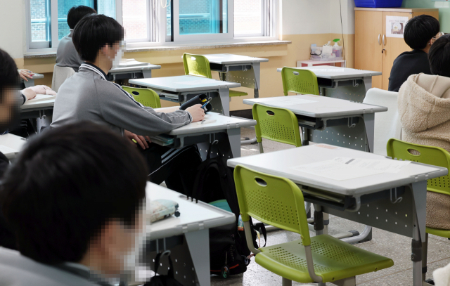 지난달 21일 오후 서울의 한 중학교 교실에서 코로나19 확진으로 재택치료 및 가정학습 중인 학생들의 빈자리가 보이고 있다. 이 학급은 총 24명 중 7명이 확진 판정을 받았다. 연합뉴스