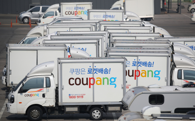 서울 시내의 한 주차장에 세워진 쿠팡 배송 차량/연합뉴스