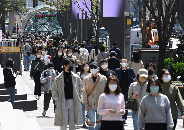 코로나19 사태로 2020년 3월 도입된 사회적 거리 두기가 18일부터 전면 해제된다. 마스크 착용 의무를 제외한 현행 다중이용시설 영업시간 및 사적 모임 인원 제한 조치 등이 모두 해제된다. 정부가 거리 두기 전면 해제를 발표한 15일 서울 강남역 거리가 활기를 띠고 있다. 오승현 기자