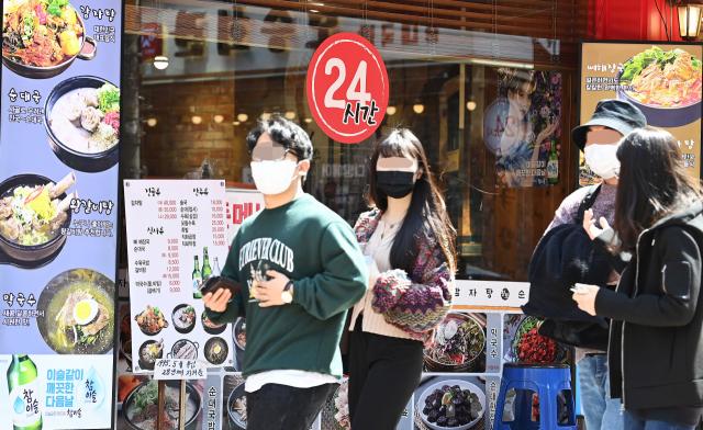 사회적 거리 두기 전면 해제를 며칠 앞둔 15일 서울 강남역 주변 거리가 행인들로 활기를 띠고 있다. 정부는 18일부터 마스크 착용 의무를 제외한 다중이용시설 영업시간 및 사적 모임 인원의 제한 등 사회적 거리 두기 조치를 전면 해제한다고 이날 발표했다. 오승현 기자