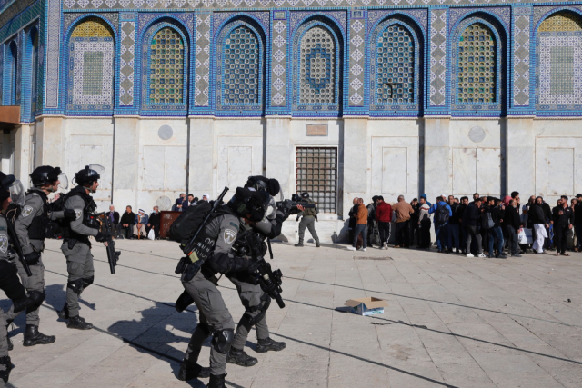 이스라엘 경찰이 15일(현지시간) 동예루살렘의 이슬람 성지인 알-아크사 사원 단지에서 팔레스타인 시위 군중을 향해 고무탄을 장전한 것으로 보이는 총을 겨누고 있다. 로이터연합뉴스