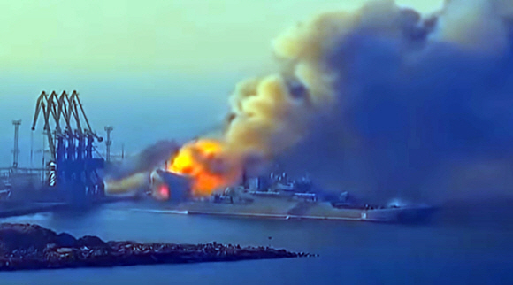 러시아 흑해 함대의 기함인 모스크바함이 화재로 인해 소실되고 있는 모습. boom 뉴스 캡처