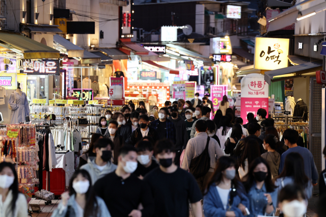 정부가 사회적 거리두기를 도입한 지 2년 1개월 만에 전면 해제를 결정한 15일 오후 홍대거리가 붐비고 있다. 연합뉴스