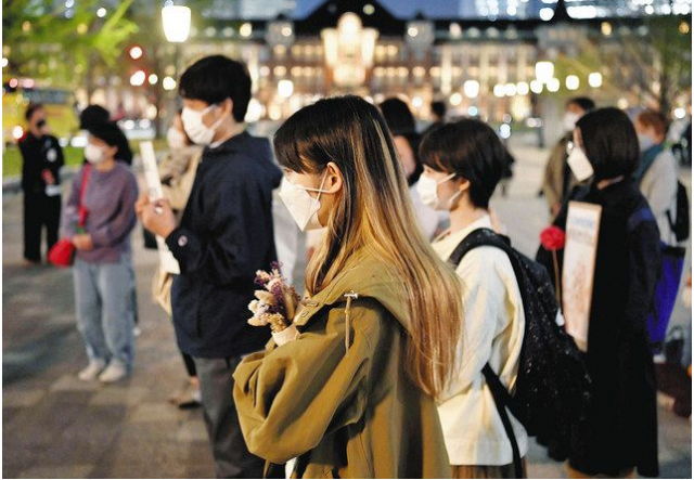 지난 11일 성폭력 피해자를 위로하기 위해 일본 도쿄에서 열린 '플라워 집회'에 참여한 시민들이 꽃을 들고 있다. 주니치신문 캡처