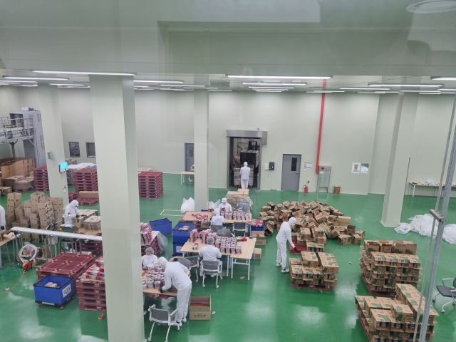 전북 익산시에 위치한 하림의 가정간편식 공장 ‘퍼스트키친’에서 직원들이 제품을 살펴보고 있다. 사진=한동훈기자