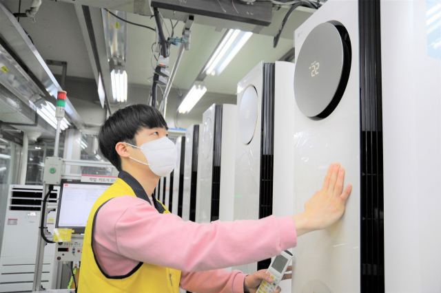 경남 창원시의 LG전자 에어컨 생산라인에서 회사 관계자가 제품을 점검하고 있다. 사진제공=LG전자