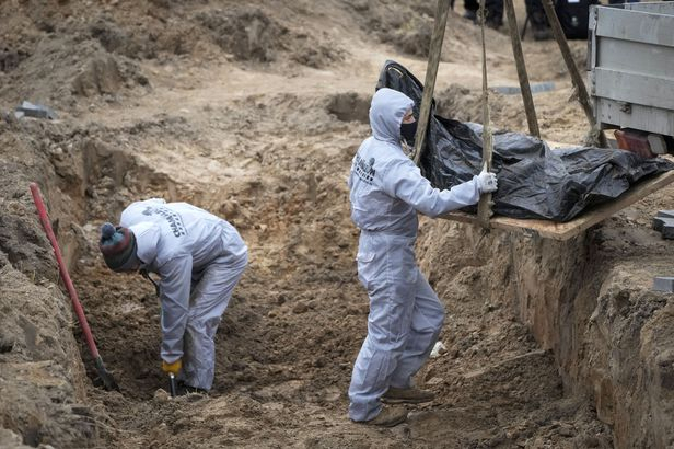 지난 13일(현지시간) 우크라이나 수도 키이우 외곽 마을 부차에서 러시아군에 의해 학살된 뒤 매장된 민간인 시신 발굴 작업이 이뤄지고 있다/AP=연합뉴스