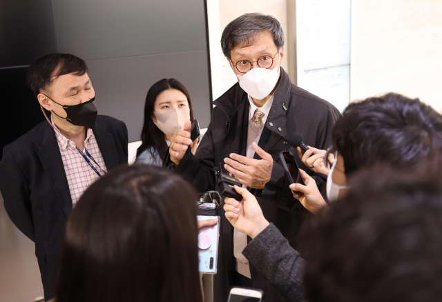 이창용 한국은행 총재 후보자가 지난 1일 서울 중구 세종대로 부영태평빌딩에 마련된 인사청문회 사무실로 출근하며 취재진의 질문에 답하고 있다. /성형주 기자