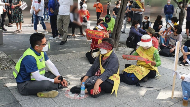 시위 현장에서 시위대와 ‘눈높이 대화’를 하고 있는 이동훈 경위(왼쪽). 본인 제공