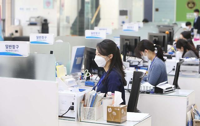 직원들이 마스크를 쓴 채 업무 중인 시중은행 한 지점 창구의 모습. 사진 제공=연합뉴스