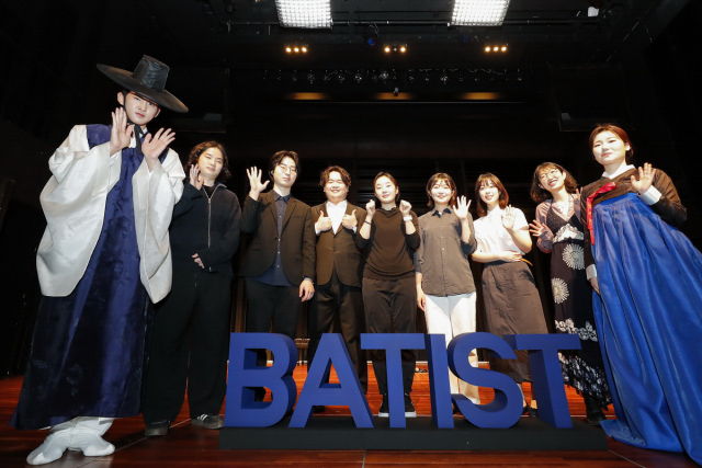주말을 맞아 BAT로스만스가 서울 서초구 흰물결아트센터에서 개최한 ‘BATist 콘서트’에 참가한 학생들이 기념 촬영을 하고 있다./사진제공=BAT로스만스