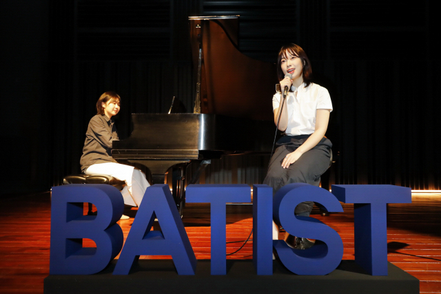 주말을 맞아 BAT로스만스가 서울 서초구 흰물결아트센터에서 개최한 ‘BATist 콘서트’에서 한국음악을 전공하는 학생이 무대를 꾸미고 있다./사진제공=BAT로스만스