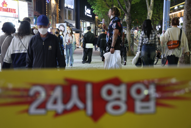 코로나19 사회적 거리두기 해제를 하루 앞둔 17일 오후 서울 마포구 홍대입구역 인근에서 시민들이 걸어가고 있다.연합뉴스