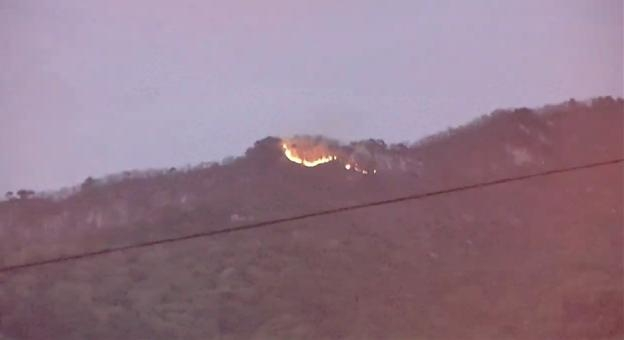 17일 오후 7시 12분쯤 전북 김제시 금산면 청도리 모악산 능선에서 산불이 발생해 주변으로 번지고 있다. 산림청 제공