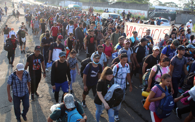 16일(현지 시간) 미 정부에 합법적인 망명 절차를 요구해온 이민자들이 멕시코 타파출라의 주요 도로를 걷고 있다. EPA연합뉴스