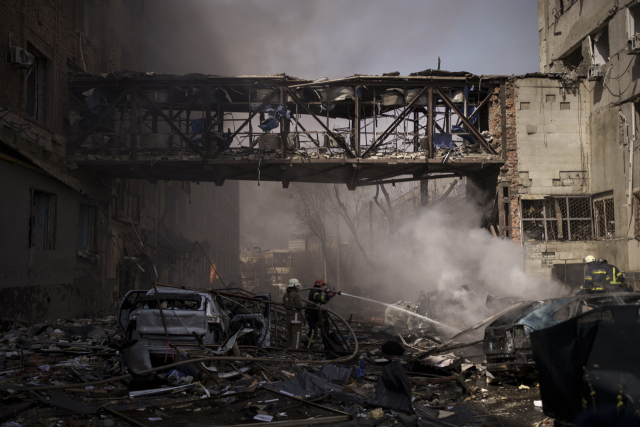 16일(현지시간) 우크라이나 제2 도시 하르키우(하리코프)에서 소방대원들이 러시아군의 공격으로 발생한 화재를 진압하고 있다. /연합뉴스