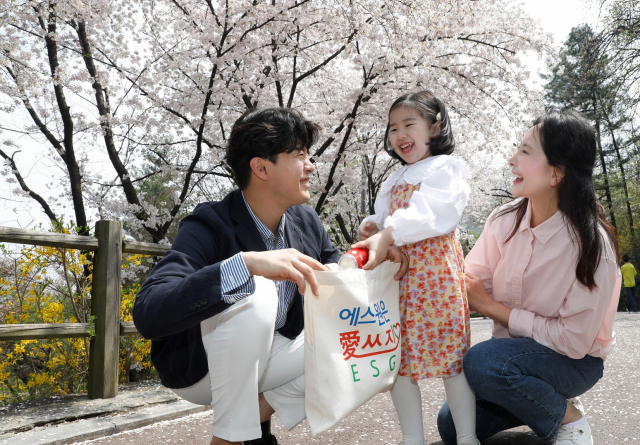 봄 나들이에 나선 에스원 임직원 가족이 줍깅 캠페인에 참여하며 활짝 웃고 있다. 사진 제공=에스원