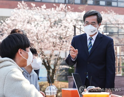 경기도지사 더불어 민주당 경선에 나선 김동연 전 경제부총리가 18일 경기도청 기자실을 방문해 가진 간담회에서 경선룰과 관련한 질문에 당의 결정을 따르겠다고 말했다. /연합뉴스