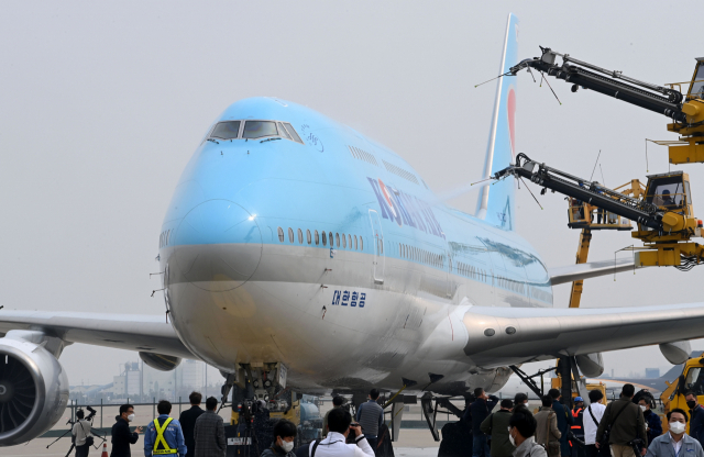 사회적 거리두기 전면 해제 첫날인 18일 오전 영종도 인천국제공항 대한항공 정비 격납고에서 관계자들이 보잉 747-8i 항공기 동체를 세척하고 있다. 이날 묵은 때를 벗고 새 단장을 한 항공기는 장거리 노선에 투입되는 보잉747-8i로 동체, 날개뿐 아니라 엔진 내부 구석구석까지 먼지와 이물질을 말끔히 제거했다. 동체를 포함한 항공기 외부 세척에는 26m까지 상승하는 차량 탑재형 고소 작업대 1대, 중대형 리프트카 3대, 물탱크 차량 3대가 투입됐다./영종도=권욱 기자 2022.04.18