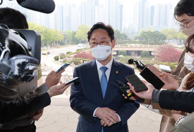 박범계 법무부 장관이 18일 오전 경기도 과천시 정부과천청사 법무부로 출근하며 취재진의 질문에 답하고 있다. /연합뉴스